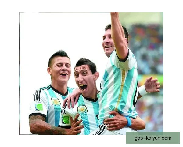 诺伊尔职业生涯亮点展现出稳定表现和关键时刻的影响力